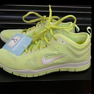 Nike Green Athletic Shoes Lightweight Mesh Design